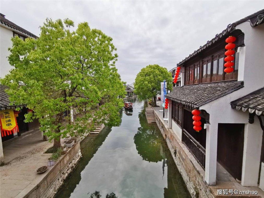 黑龙江一男子买糖葫芦发现有虫，大妈当场吃掉，为何大妈获更多网友的支持？